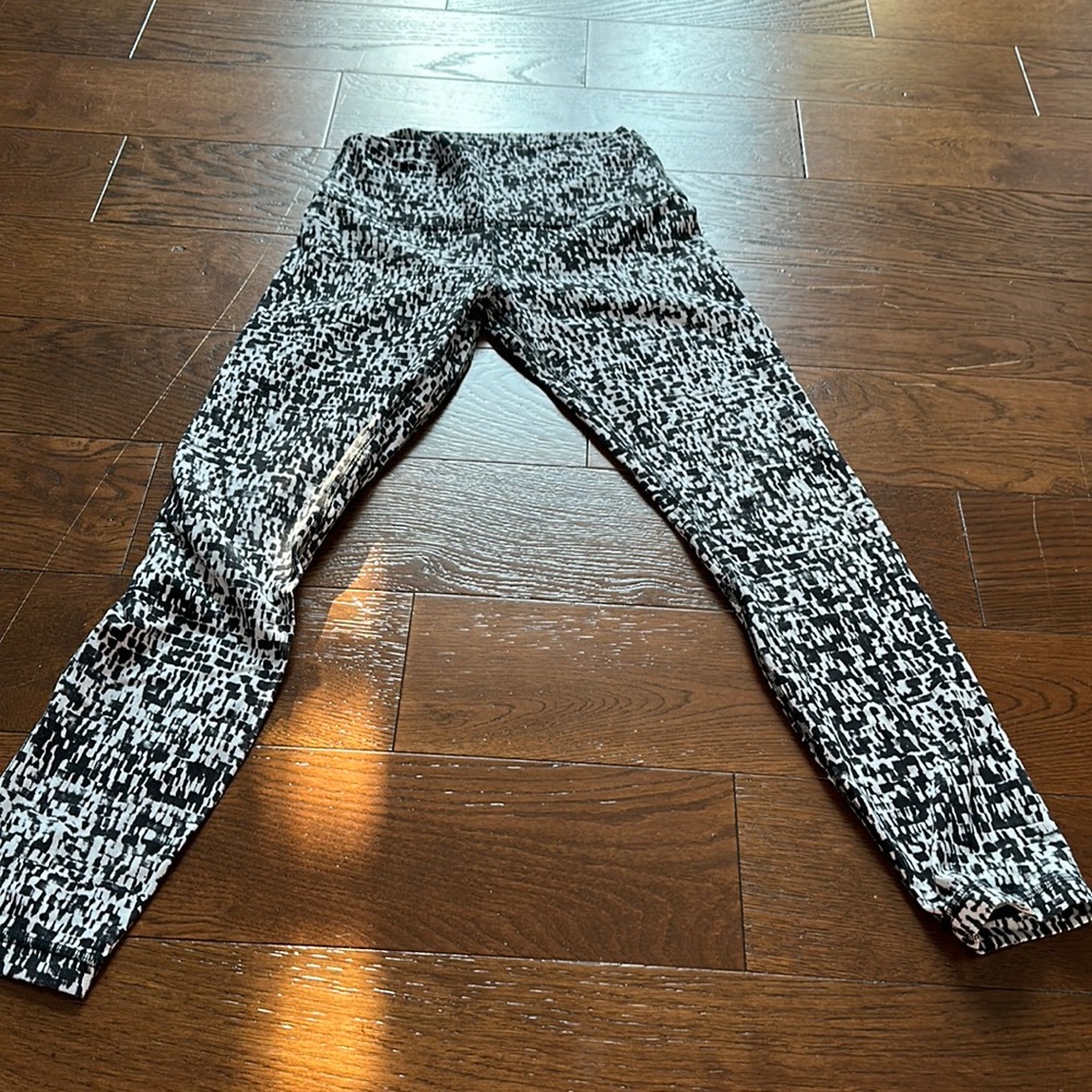 Lululemon. Urban block ice grey & black leggings. EUC.